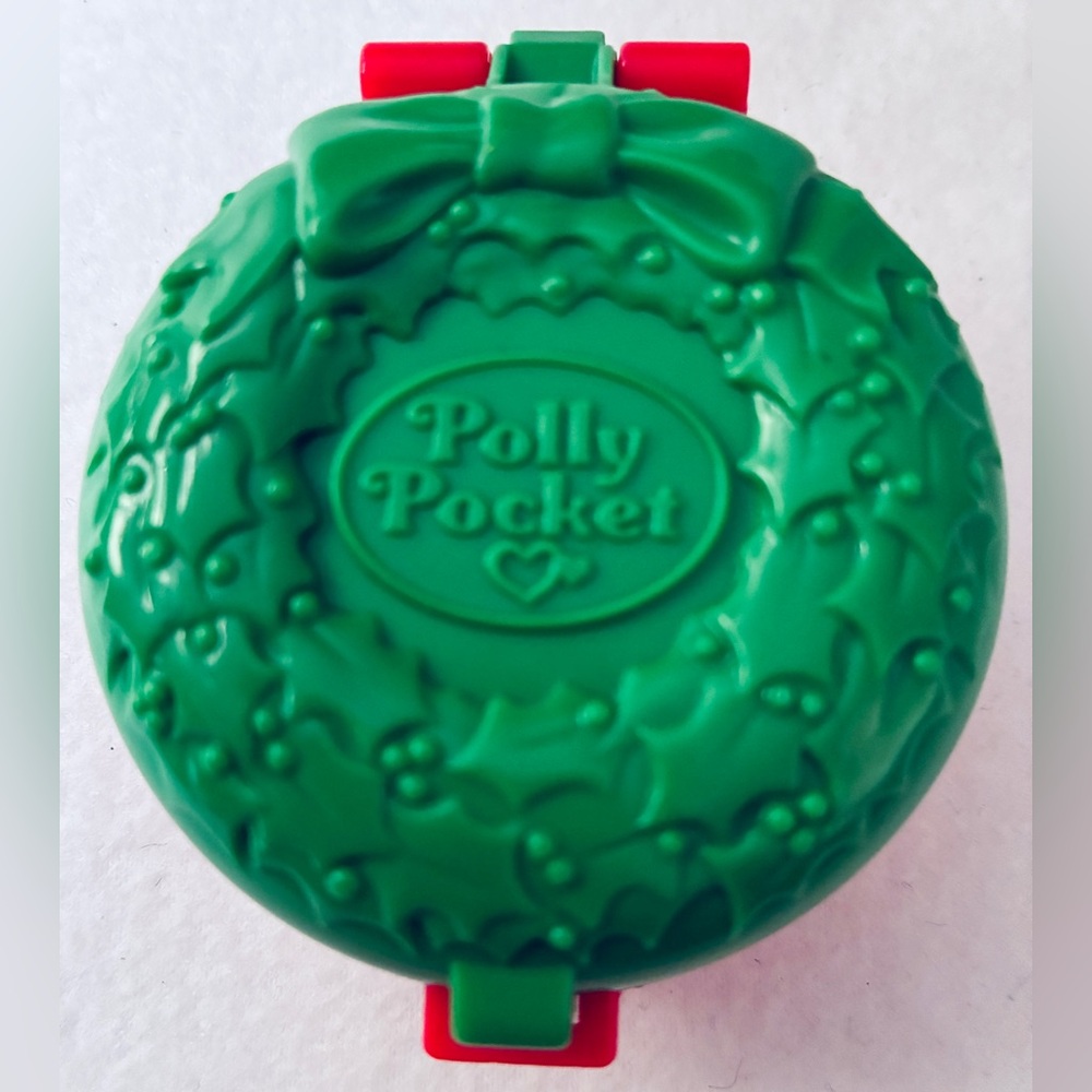 Compact Holiday Playset with Red and Green Colors - Polly Pocket - Picture 2 of 3